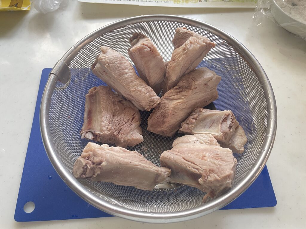 肉骨茶の下準備。茹でこぼしたスペアリブ