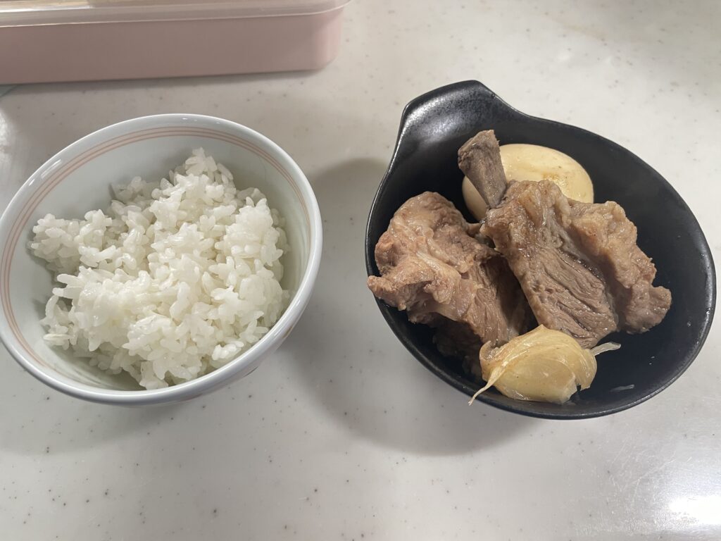 肉骨茶と白ご飯